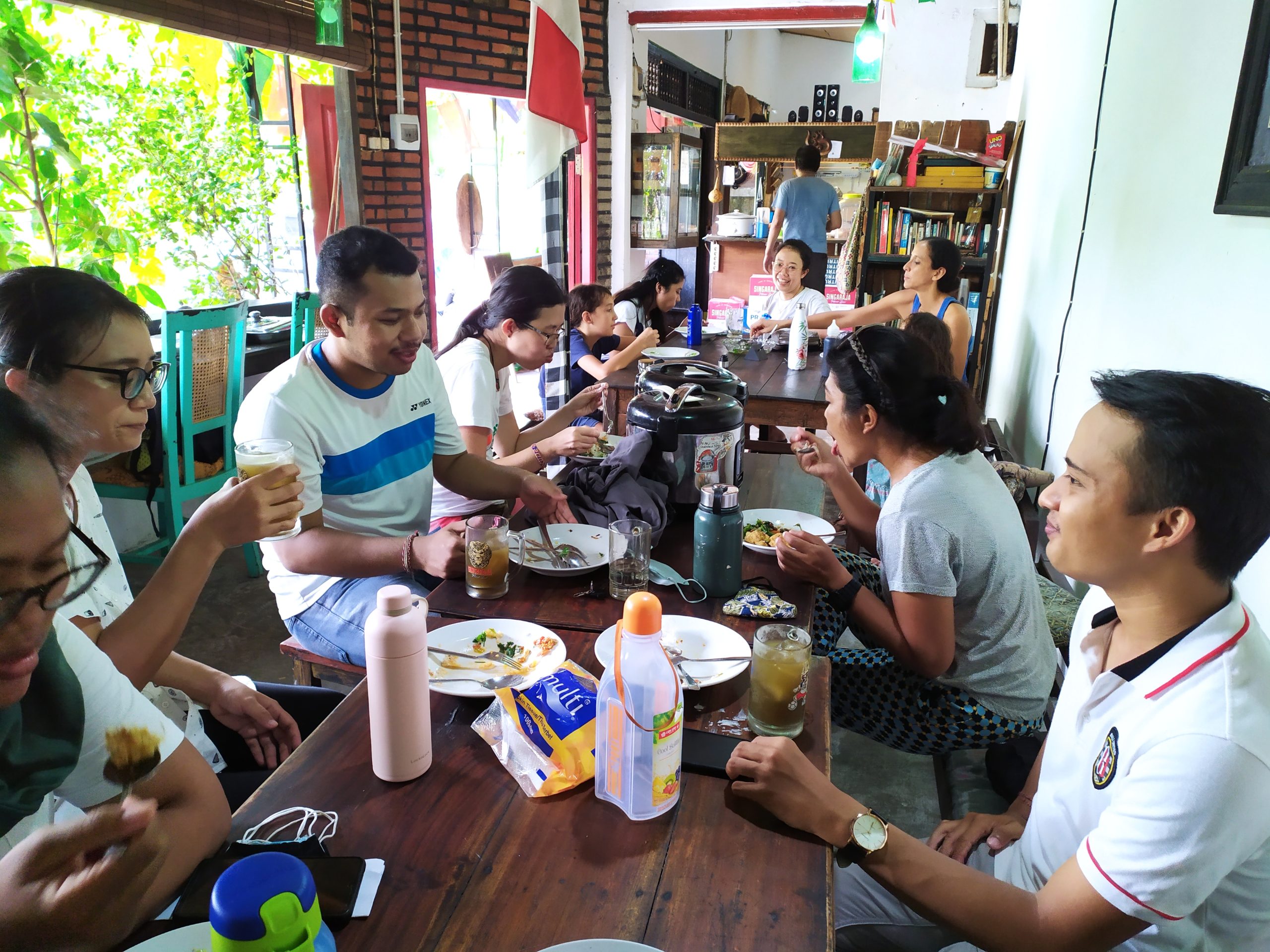 Para relawan sedang makan bersama seusai belajar tentang subak di Pondok 108 Ubud