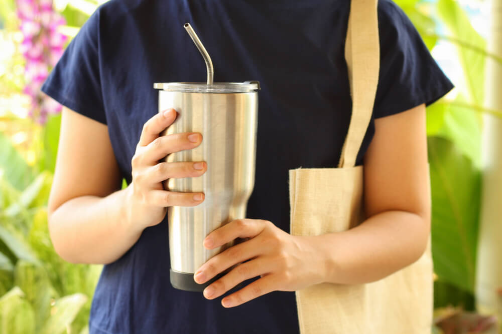 Menggunakan tumbler air minum dan sedotan stainless untuk mengurangi sampah plastik. Sumber: Â© Blog Ainhy Edelweiss